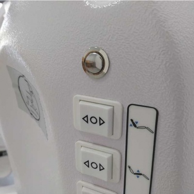 Painel de controle branco com botões e etiquetas de posição inclinada