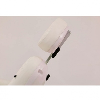 Cadeira branca com apoio de cabeça ajustável e estrutura metálica sobre fundo claro