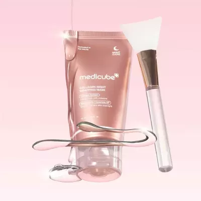 Máscara noturna medicube em tubo rosa com espátula metálica e pincel transparente