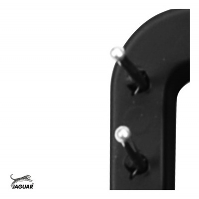 Produto preto curvo com dois parafusos prateados e logótipo JAGUAR