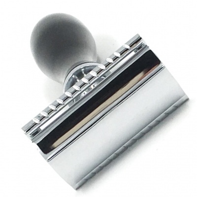 Navalha de barbear metálica com cabo preto e base cromada