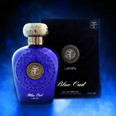 Frasco de perfume azul com embalagem preta ao fundo