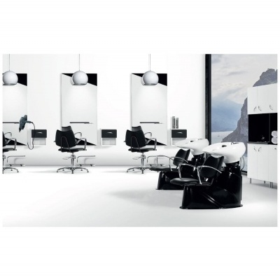 salão de beleza com cadeiras pretas e lavatórios brancos