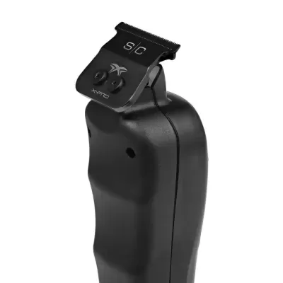 Aparelho de corte de cabelo preto com lâmina metálica