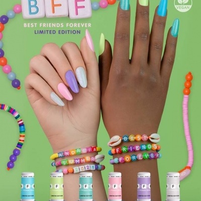 Conjunto de vernizes gel coloridos com pulseiras de amizade e unhas pintadas em cores diferentes