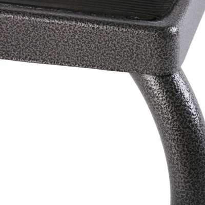 Canto e perna de móvel em metal cinza escuro texturizado com superfície preta acolchoada