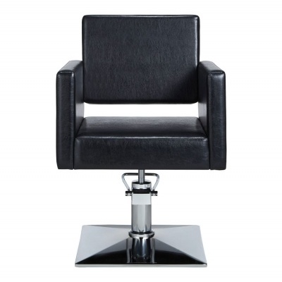 Cadeira de barbearia preta com base cromada