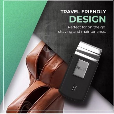 Aparelho de barbear elétrico preto e prata ao lado de sapatos castanhos em couro