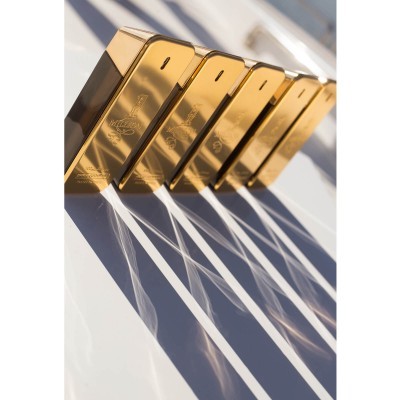 Cinco caixas douradas alinhadas com texto KILIAN e PARIS