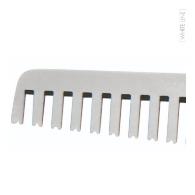 Pente metálico cinza prateado com dentes largos sobre fundo branco e texto