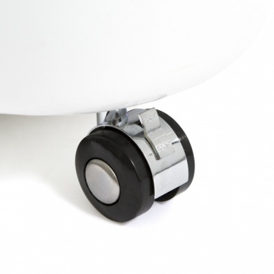 Roda preta com aro metálico e botão central cinza em base branca