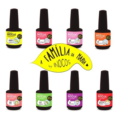 Oito frascos de esmalte coloridos com etiquetas e texto variados, centralizado texto amarelo 'A FAMÍLIA da MARIA by INOCOS'.