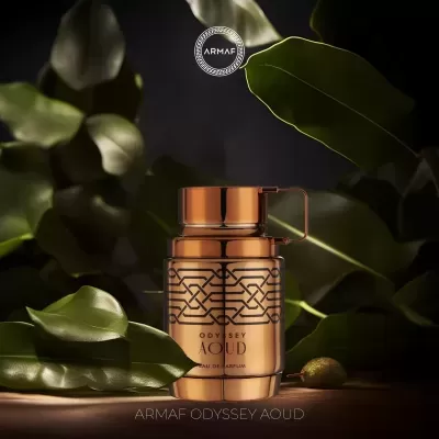 Frasco de perfume Armaf Odyssey Aoud cobre com padrão preto entre folhas verdes