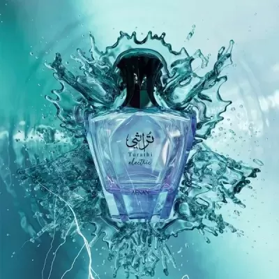 Frasco de perfume lilás com tampa preta e texto em fundo de água