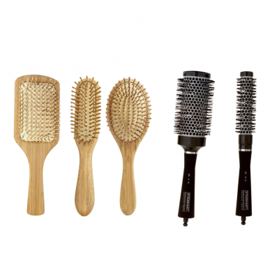 Cinco escovas para cabelo de madeira clara e preta, incluindo três retangulares e duas redondas.