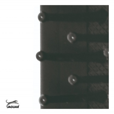 máquina de barbear preta com botões arredondados e logótipo JAGUAR