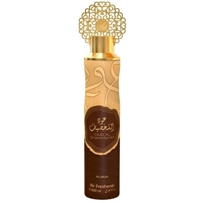 Frasco de ambientador castanho e dourado com tampa decorativa e texto no rótulo