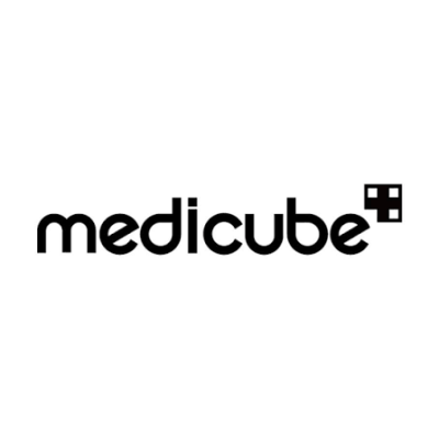 Logotipo Medicube preto com cruz de quadrados no fundo branco
