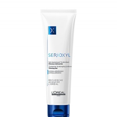 Frasco branco com tampa azul do condicionador L'Oréal Serioxyl