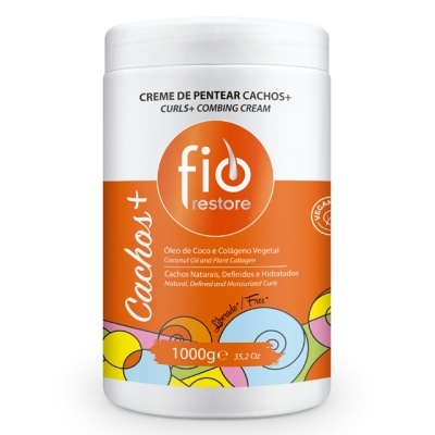 Frasco branco de creme de pentear Cachos+ com rótulo laranja e detalhes coloridos.
