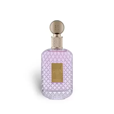 Frasco de perfume rosa com tampa dourada e rótulo dourado