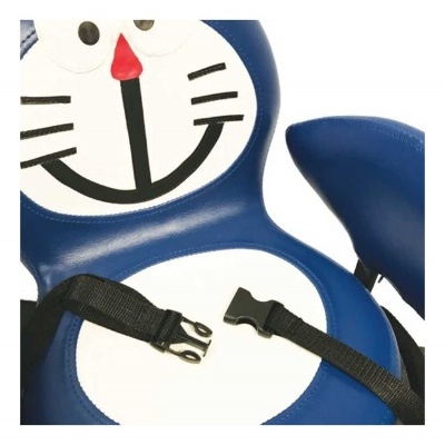 Cadeira azul e branca para criança com desenho de gato e cinto preto