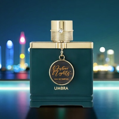 Frasco de perfume verde escuro com tampa dourada e etiqueta 