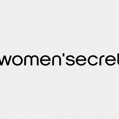 Logótipo women' secret em preto sobre fundo cinzento claro