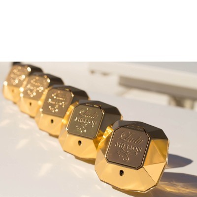 Frascos de perfume dourados facetados com etiqueta Lady MILLION