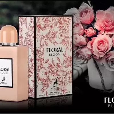 Perfume Floral Bloom Alhambra com embalagem rosa floral e flores rosas ao lado