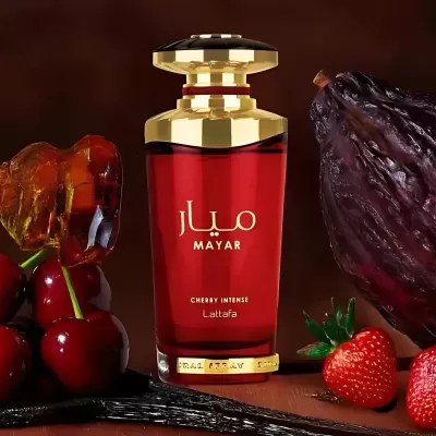 Frasco de perfume vermelho MAYAR CHERRY INTENSE Lattafa com cerejas e morangos