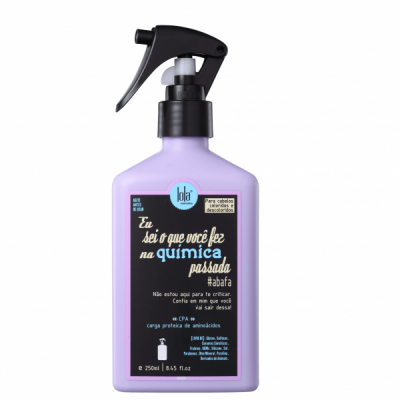 Frasco roxo de spray para cabelos Lola com texto em português na etiqueta