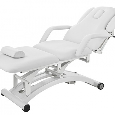 Cama de massagem branca com partes ajustáveis e estrutura metálica com rodas