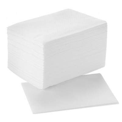 Pacote de toalhetes descartáveis brancos empilhados com uma toalha aberta