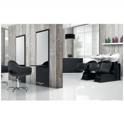 Salão de beleza com cadeiras pretas e lavatórios brancos