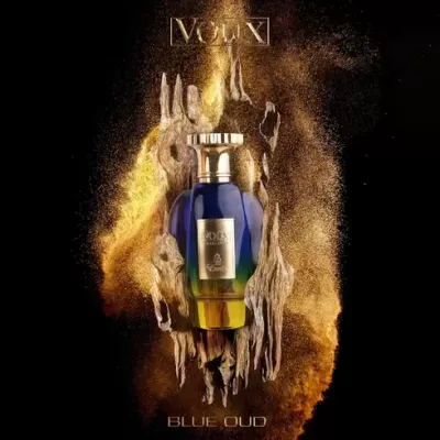 Frasco de perfume azul e dourado com rótulo, decorado com madeira e fumo dourado