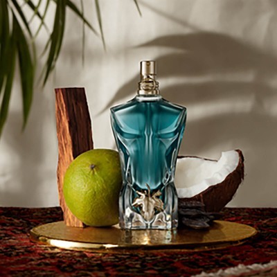 Frasco de perfume azul em forma masculina com frutas e madeira