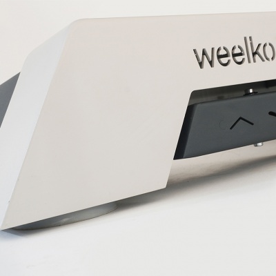 Base ou suporte branco com texto weelko e detalhes em preto