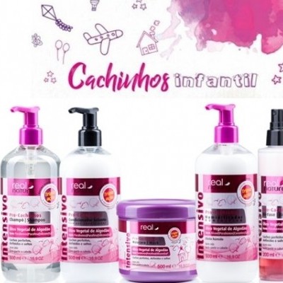 Produtos Real Natura Cachinhos Infantil com rótulos rosa e branco em frascos transparentes e pote roxo, fundo com texto e desenhos infantis