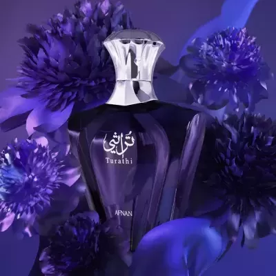 Frasco de perfume Turathi em vidro roxo com tampa prateada rodeado por flores roxas