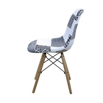 Cadeira estofada patchwork branco e preto com pernas em madeira clara