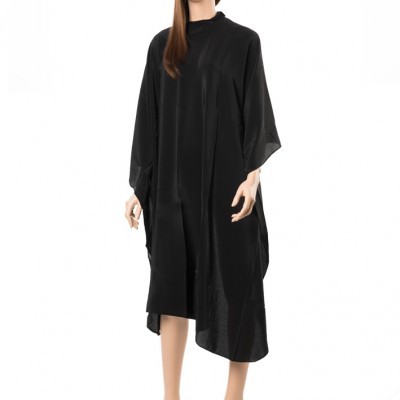 Vestido feminino preto de tecido sedoso com mangas largas