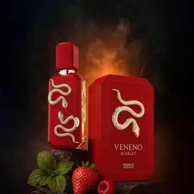 Perfume Veneno Scarlet vermelho com cobra dourada e frutas vermelhas.