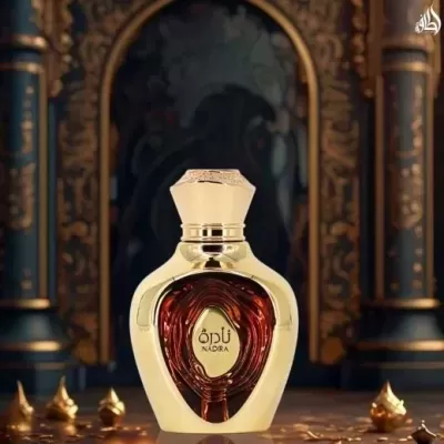 Frasco de perfume dourado com detalhes em vidro castanho e texto NADRA