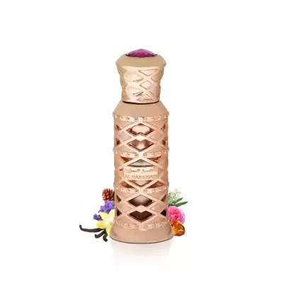Frasco de perfume decorativo dourado com topo roxo e flores ao fundo