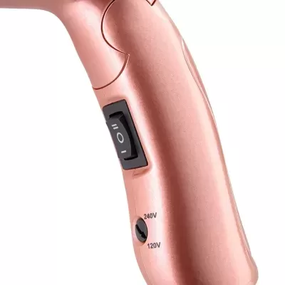 Pega de secador de cabelo cor rosé com interruptor preto e seleção de voltagem