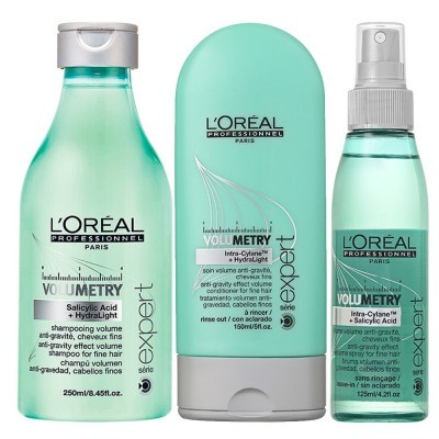 Três produtos L'Oréal Professionnel Volumetry em embalagens verde água e cinza, shampoo, condicionador e spray para volume de cabelos finos.