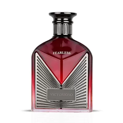 Frasco de perfume vermelho com detalhes pretos e texto FEARLESS e VICTORIOSO