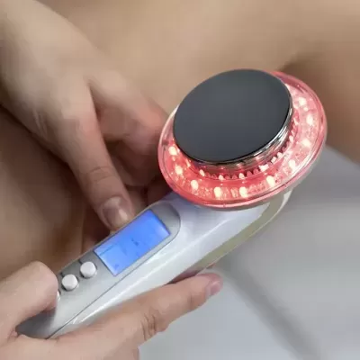 Dispositivo electrónico portátil branco com luzes LED vermelhas ao toque na pele