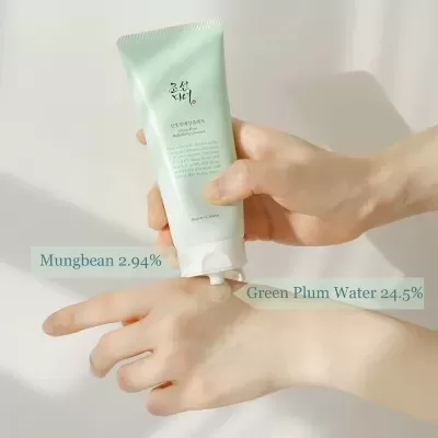 Gel hidratante verde claro aplicado na mão com texto de percentagens de ingredientes
